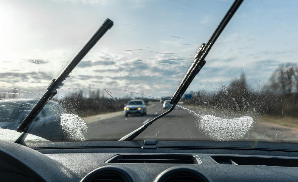 Cum să îți cureți parbrizul mașinii: ghid complet pentru o vizibilitate clară și siguranță la drum
